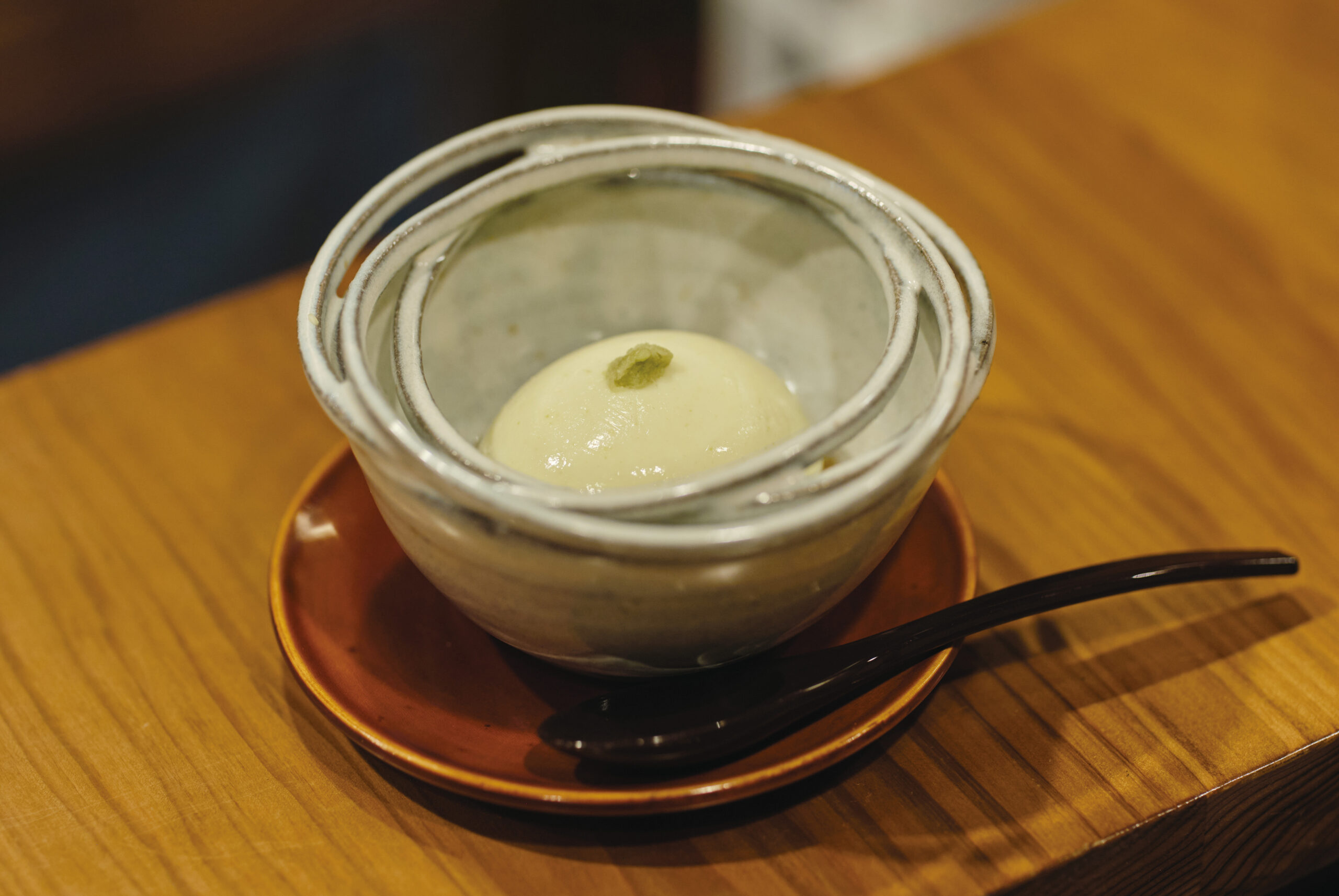 突き出しは旬の食材を使った自家製豆腐。今の時期は枝豆豆腐が。