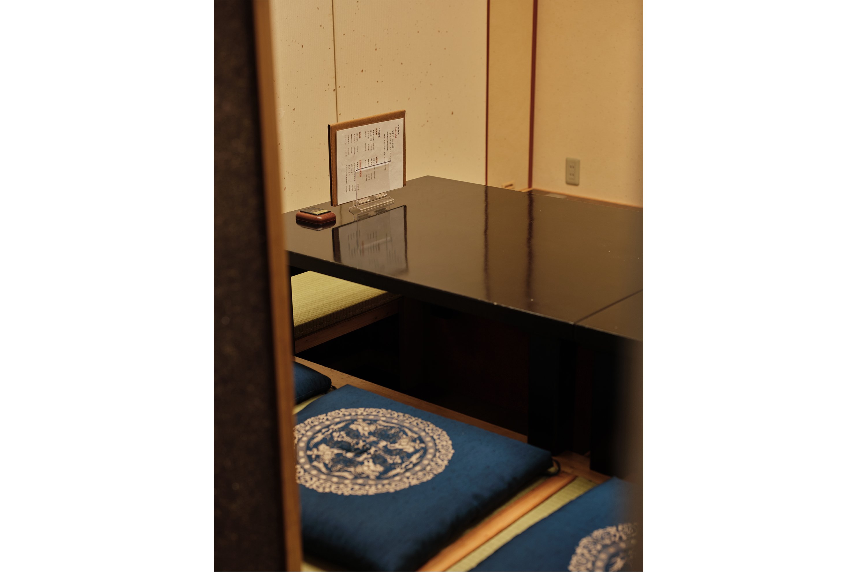 4名席の個室が3部屋。少人数でしっぽり呑むもよし、部屋をつなげて最大14名まで宴会利用も。要望に合わせたコース料理も組んでくれる。