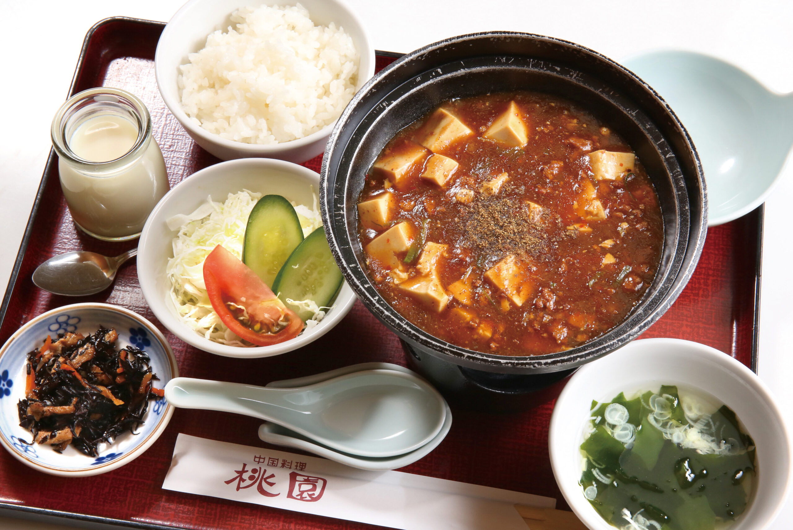 夜もお得な定食メニューは幅広い世代に人気