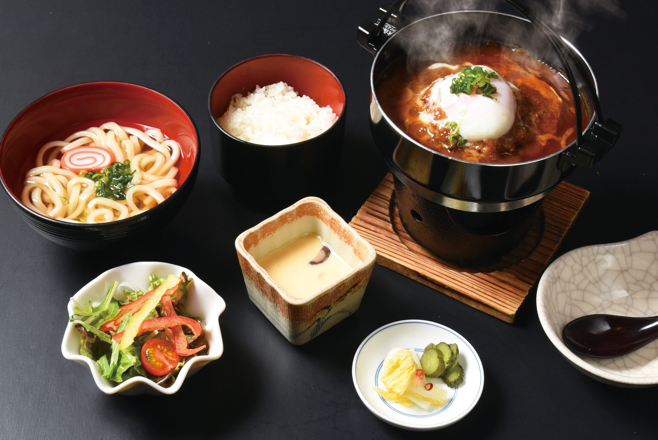 自信作の「まぐろ味噌ハンバーグ定食」1,848円。