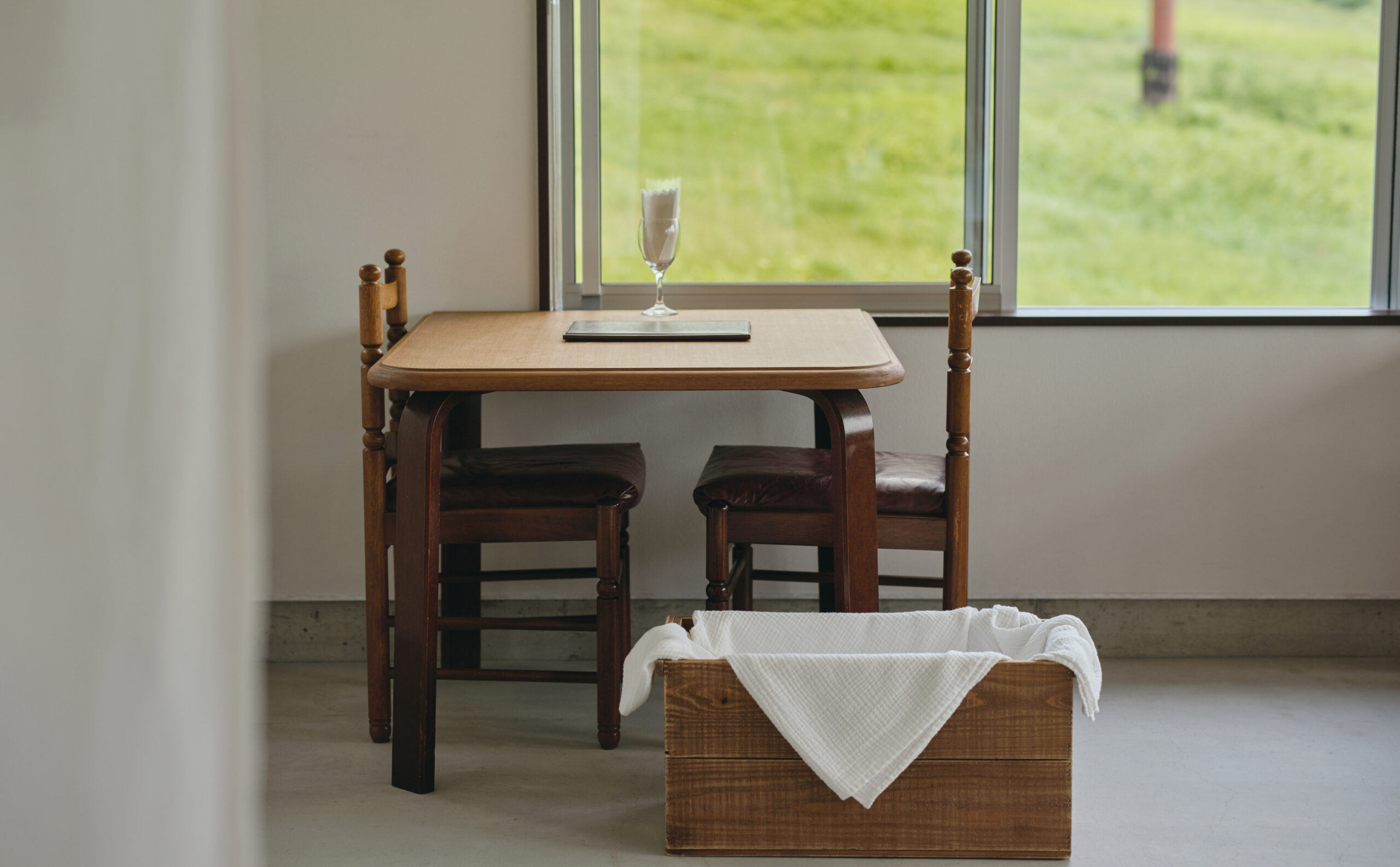 ロッジで使われてきたダイニングテーブルを2つにカットして置かれたこの店のテーブル