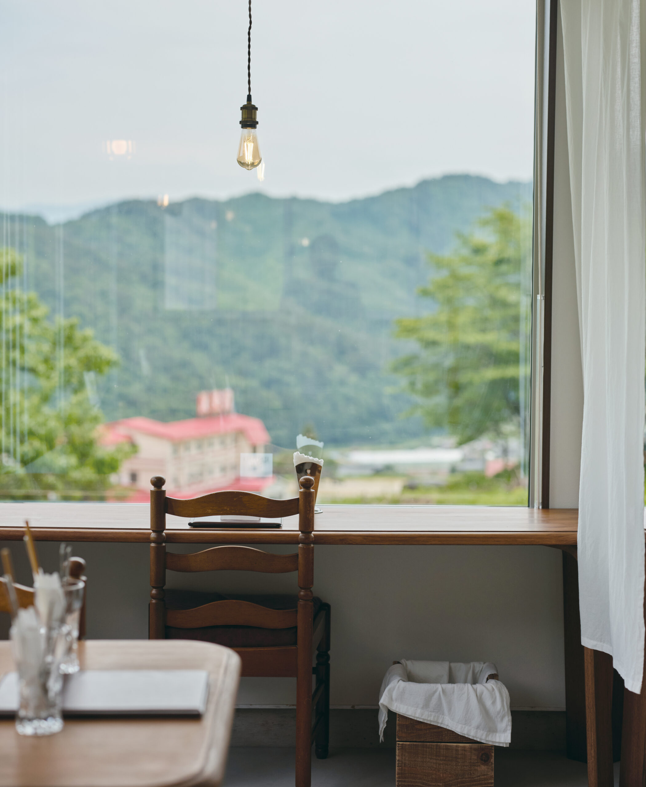 こちらではテーブルを縦にカットして、カウンターのように使って