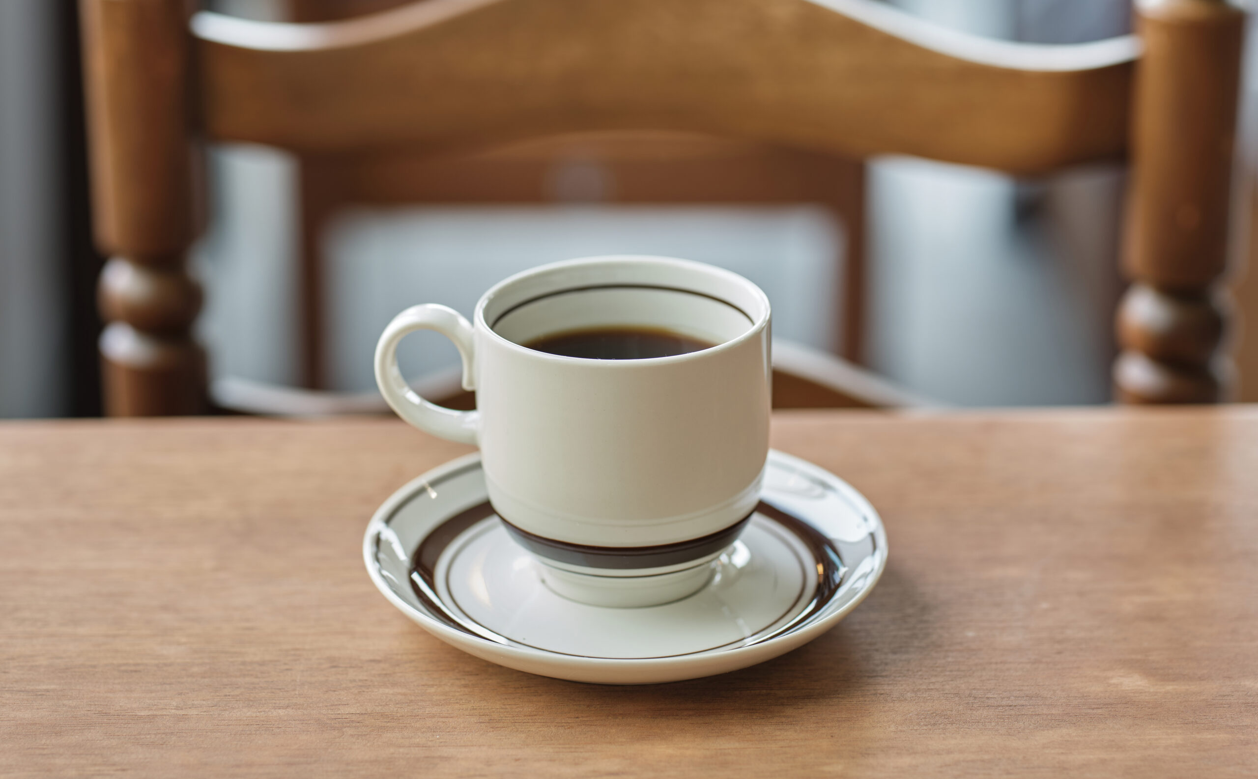 一周した昭和感のあるカップに入れられたコーヒーは、神岡のロースター〈砂防コーヒー〉の豆を使ったもの