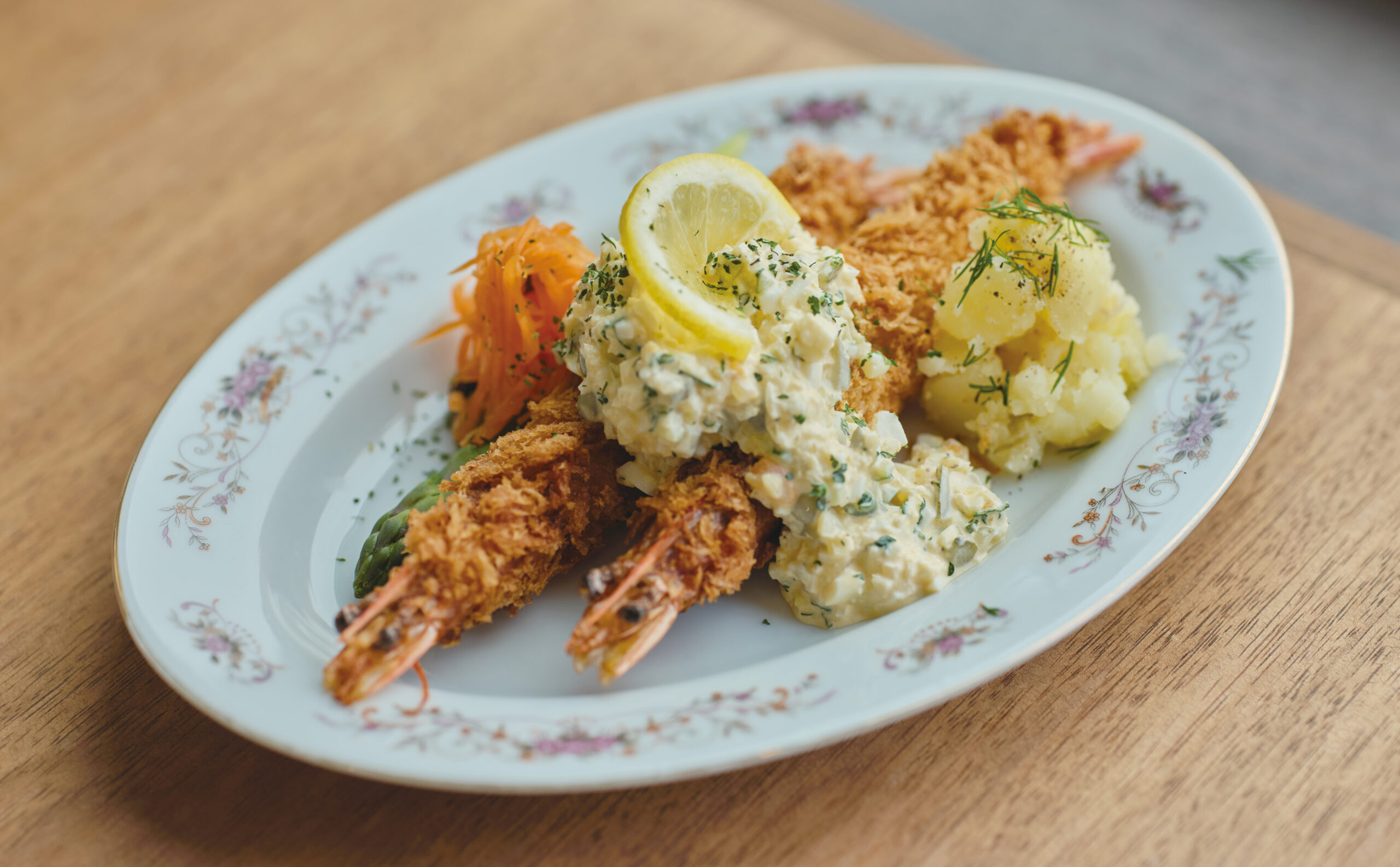 エビフライと自家製のキャロットラペやタルタルソースなどで手をかけて整えられた一皿