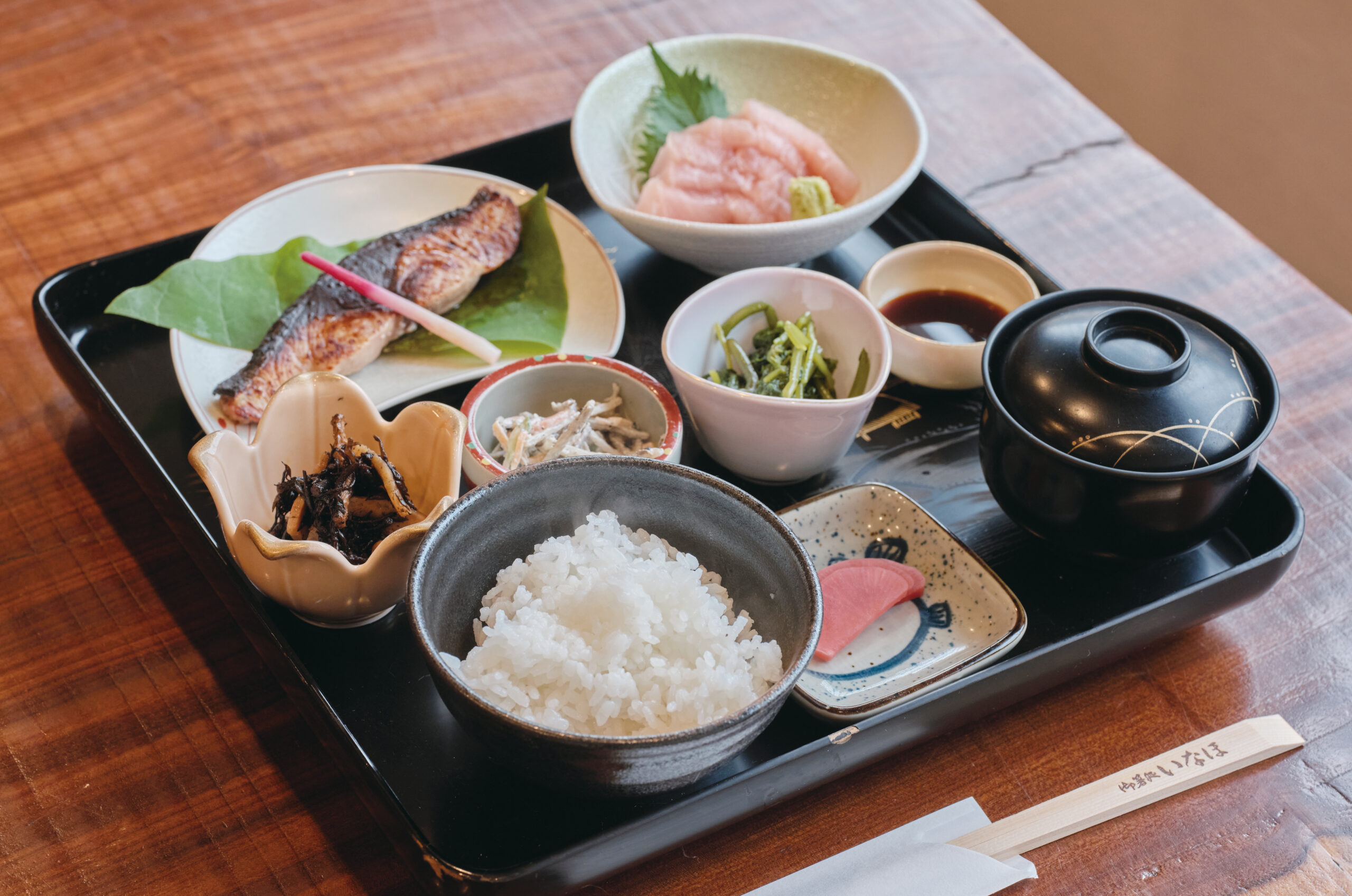 天然ブリの西京焼きにカジキの刺身、小鉢が3品の日替り定食