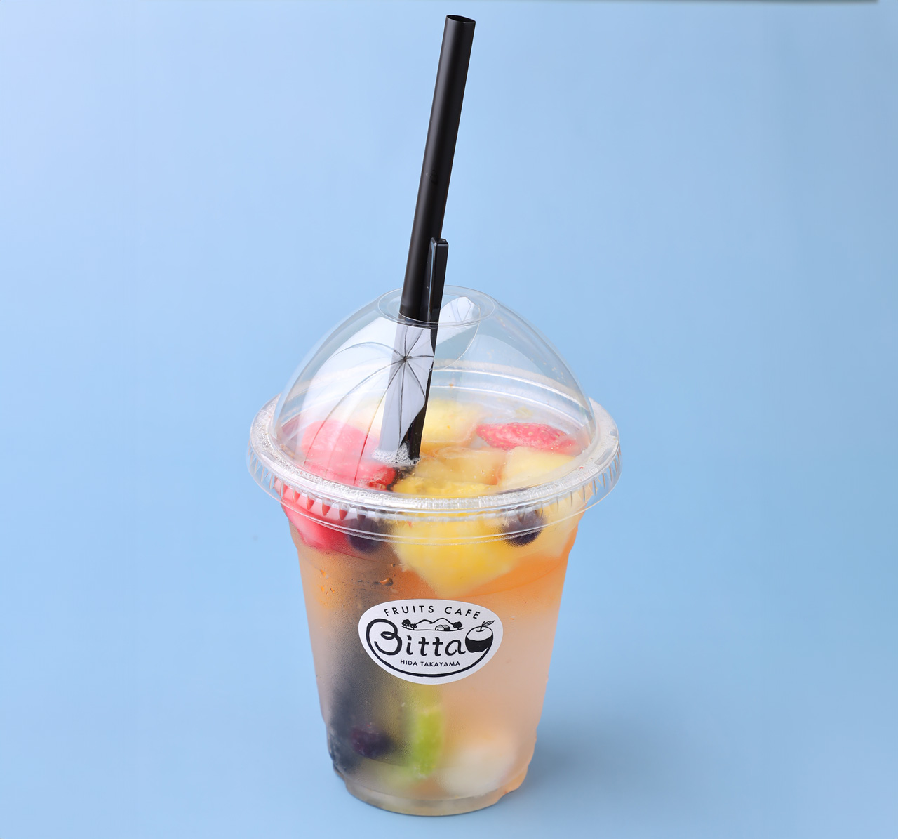 サイダーのシュワシュワに、旬のフルーツと白玉団子がたっぷり入った「季節のフルーツポンチ」700円。フルーツは季節によって変わる。