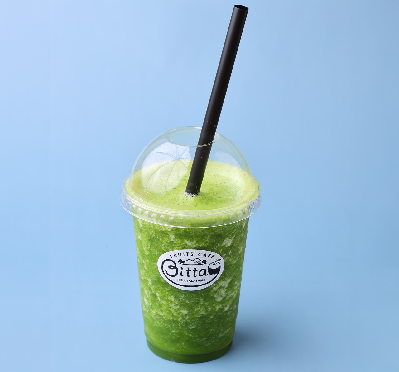 飛騨のりんごを使った「グリーンスムージー」700円。りんごのほか小松菜やバナナ、オレンジが入って飲みやすい。酵素たっぷりで体にもうれしい美味しさ。