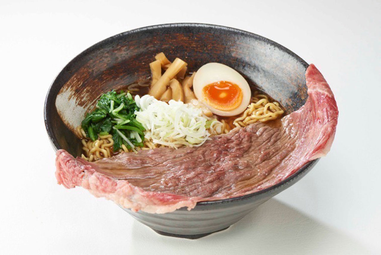 器からはみ出るほどの飛騨牛をのせた「メガ飛騨牛高山ラーメン」