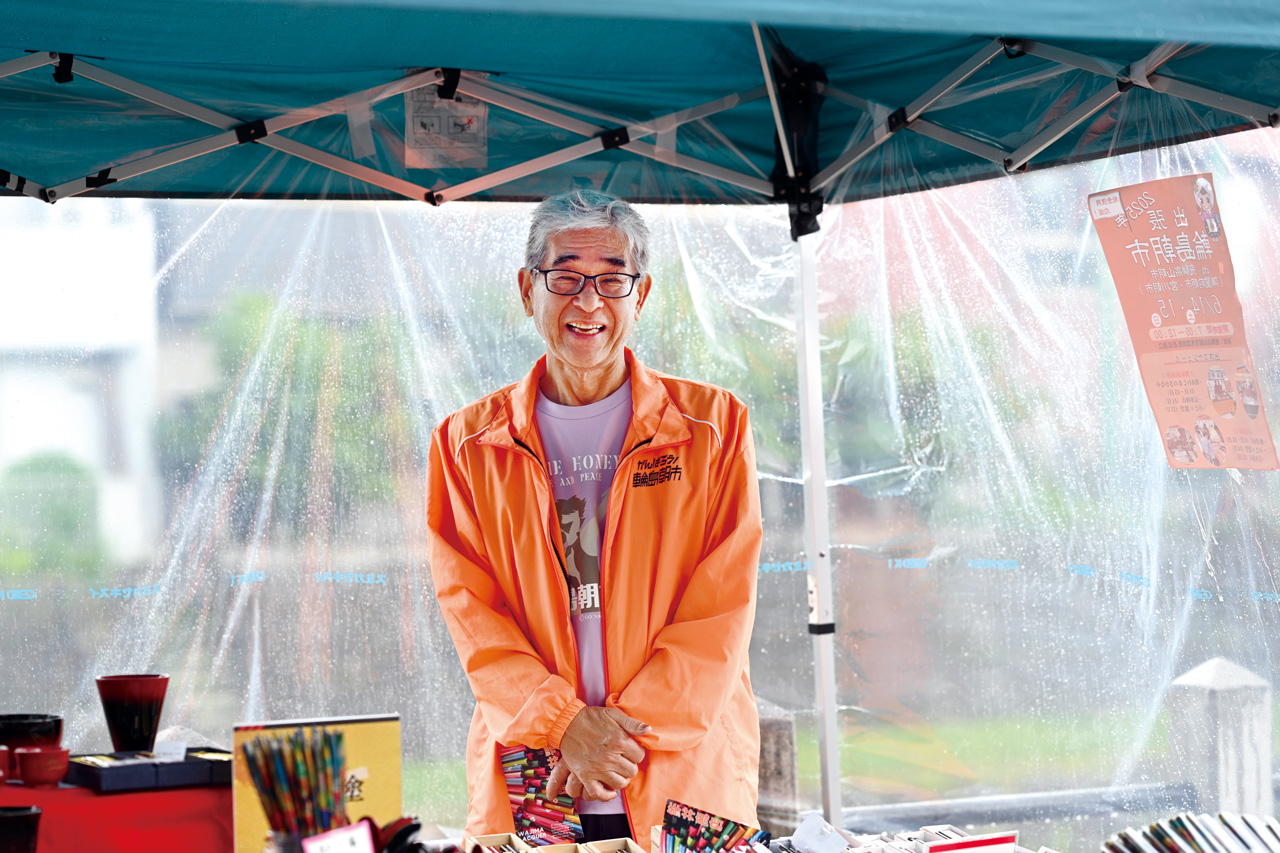 〈鮓井商店〉を営む鮓井辰也さん。