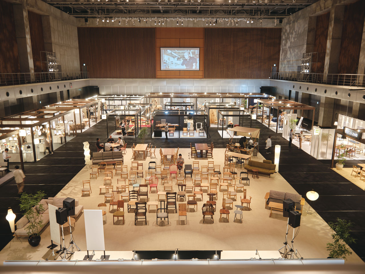 イベントブースには、座席として〈ミュージアム飛騨〉所蔵の椅子が並ぶ。並んだ光景は圧感!