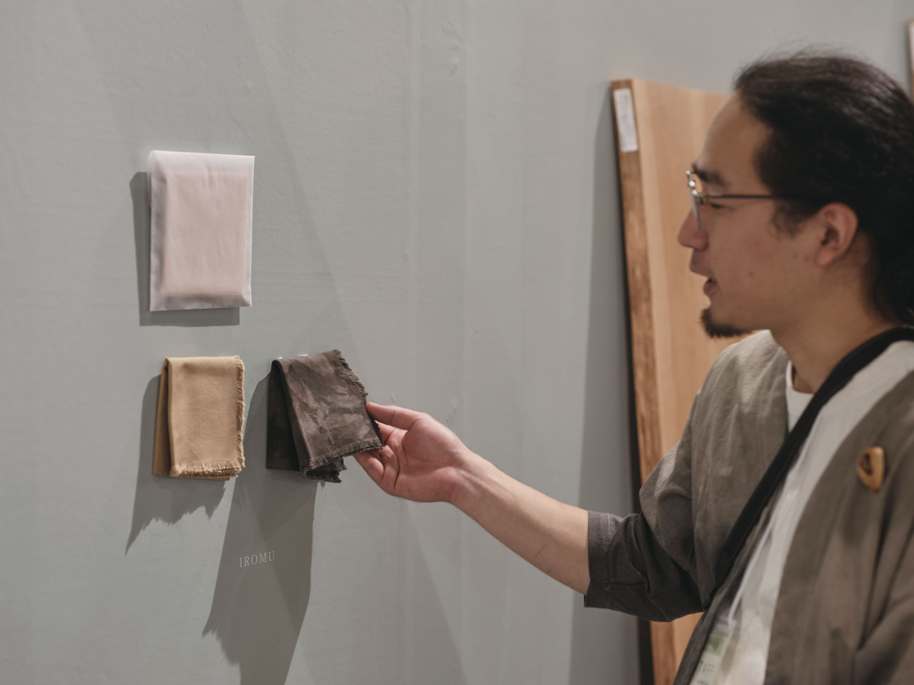 家具の端材として出てくる削りくずや樹皮で染められた〈木と暮らしの制作所〉の「IROMU」。