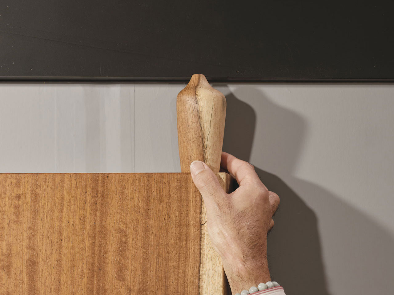 〈雉子舎〉の一輪挿しは、家具を作った無垢の木の端材から削り出される。