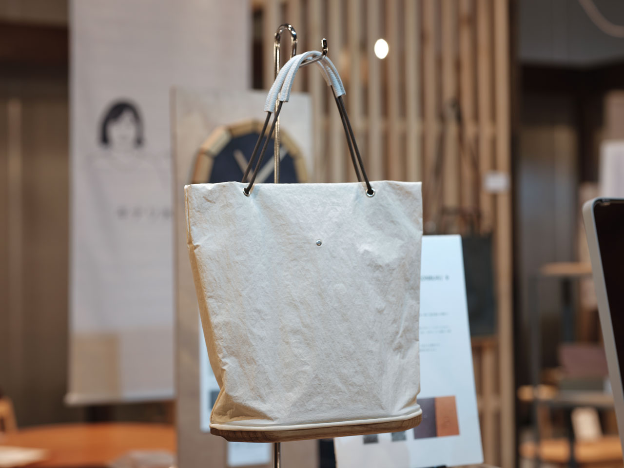 木と布のトートバッグ。
