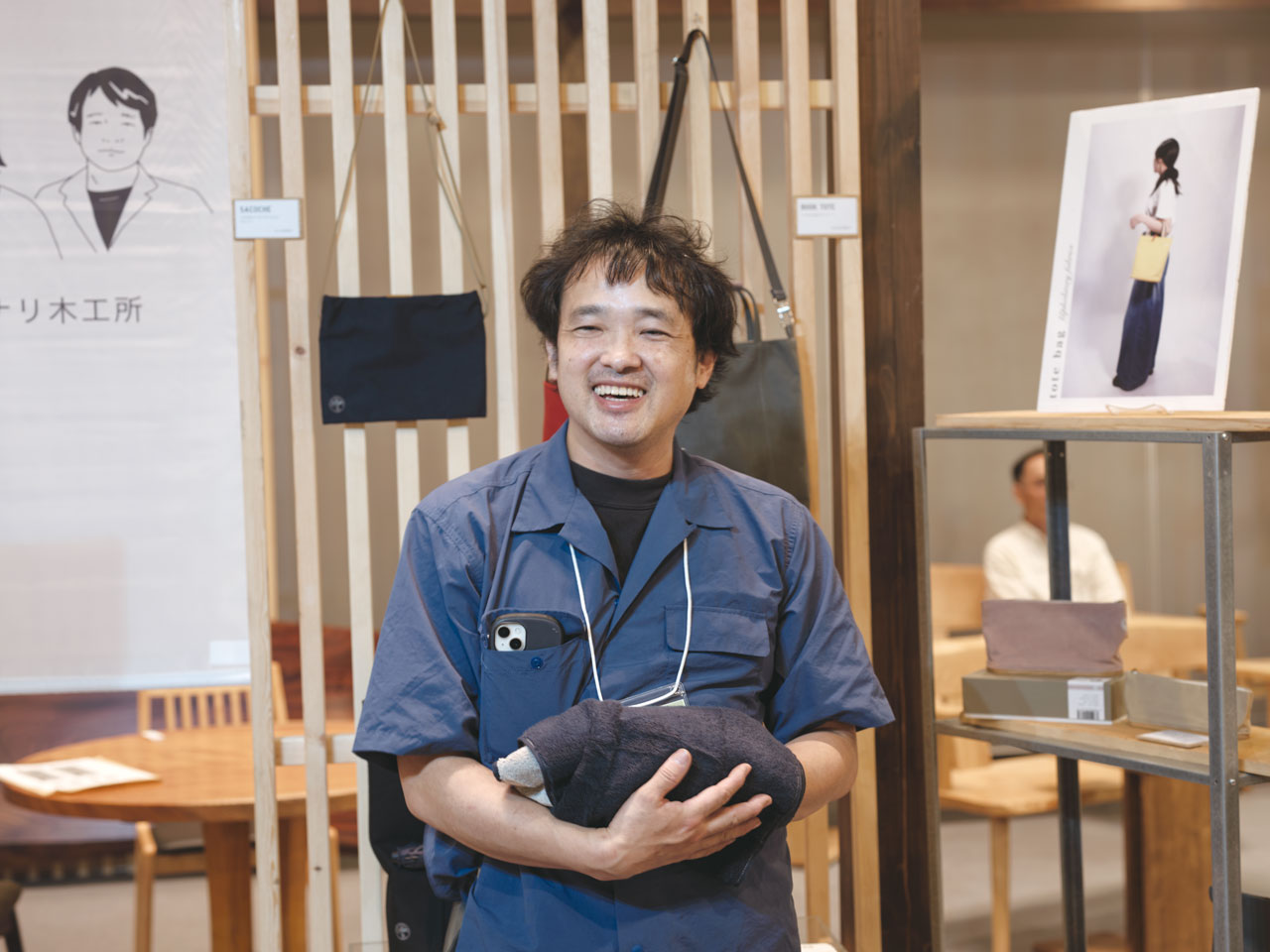 「たためるんですよ」と〈キナリ木工所〉の坂本さん。