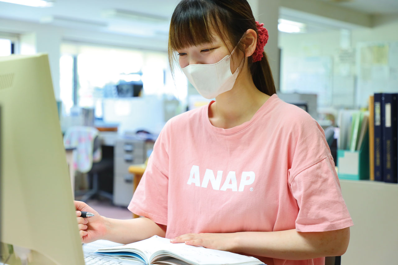 「介護福祉士」の取得に向けて、WEB講習や資格取得支援を活用し、さらなるスキルアップを目指す。