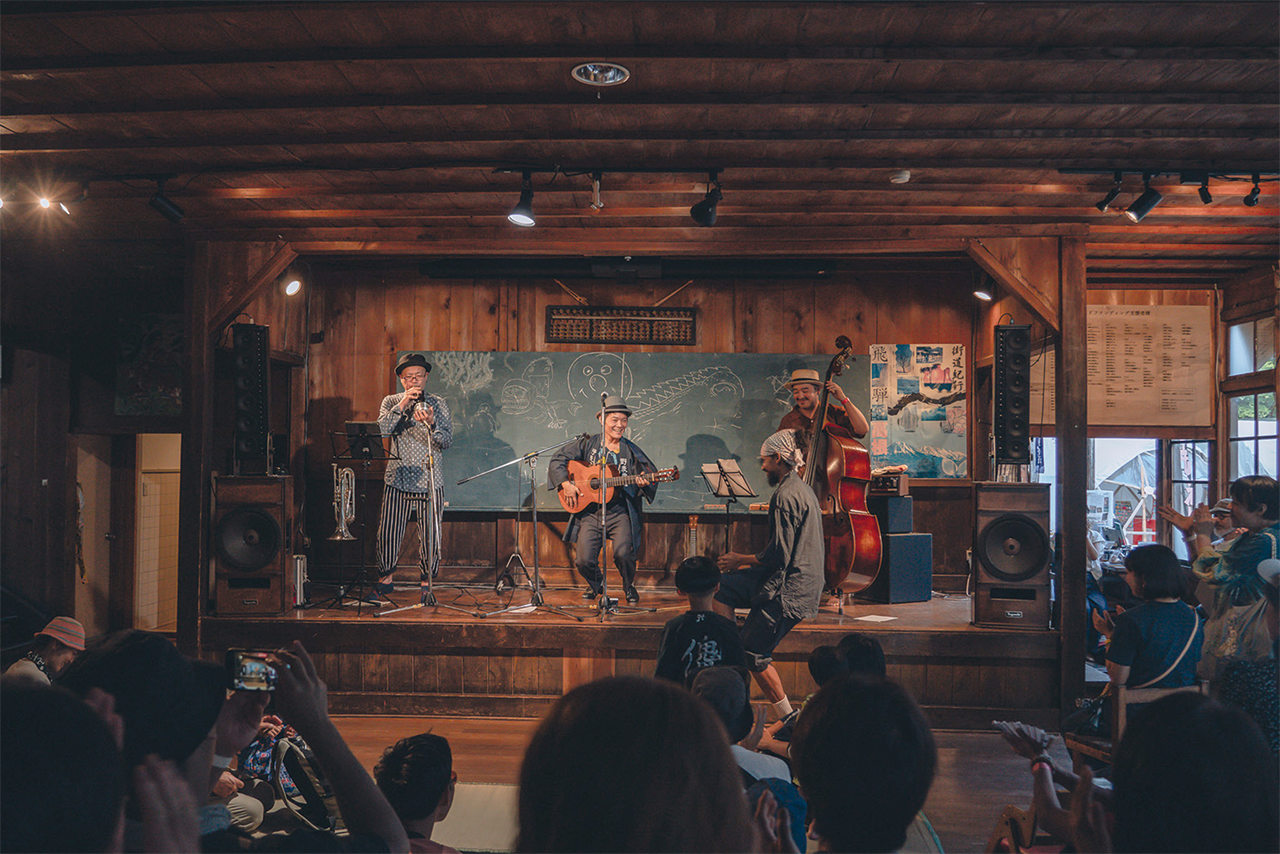 学舎内ステージの写真