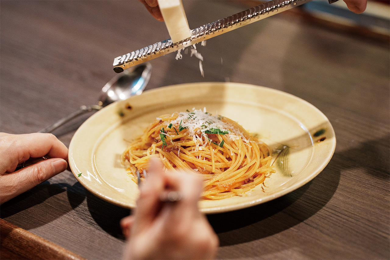 目の前でチーズを削ってくれるパスタの写真