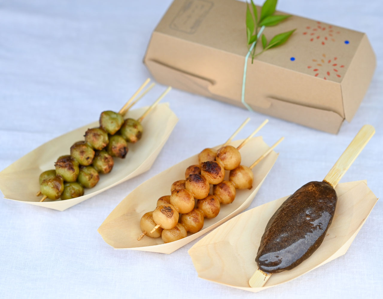 あぶらえ五平餅　1本400円。みたらしだんご・よもぎ団子　1本80円。