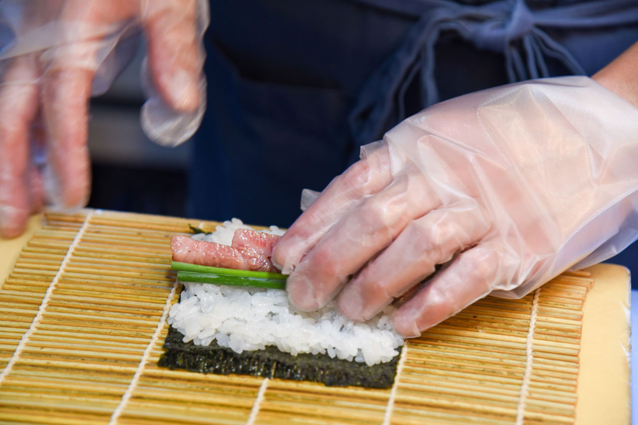 盛り合わせの中でも人気の高い〈飛騨牛鉄火〉。海苔とネギのさわやかさが、肉の旨みをより引き立てる。飛騨牛はもちろん、酢飯に使う米やその他の素材も地元産にこだわり厳選している！