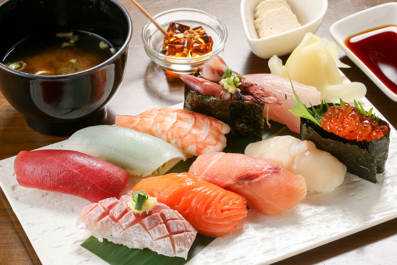 店内ではその他の飛騨牛料理をはじめ、毎朝市場から仕入れた新鮮な魚介を使った寿司や海鮮丼なども楽しめる！確かな目利きとていねいな仕事で仕立てた１品を、腰を据えてじっくり堪能するのもあり。