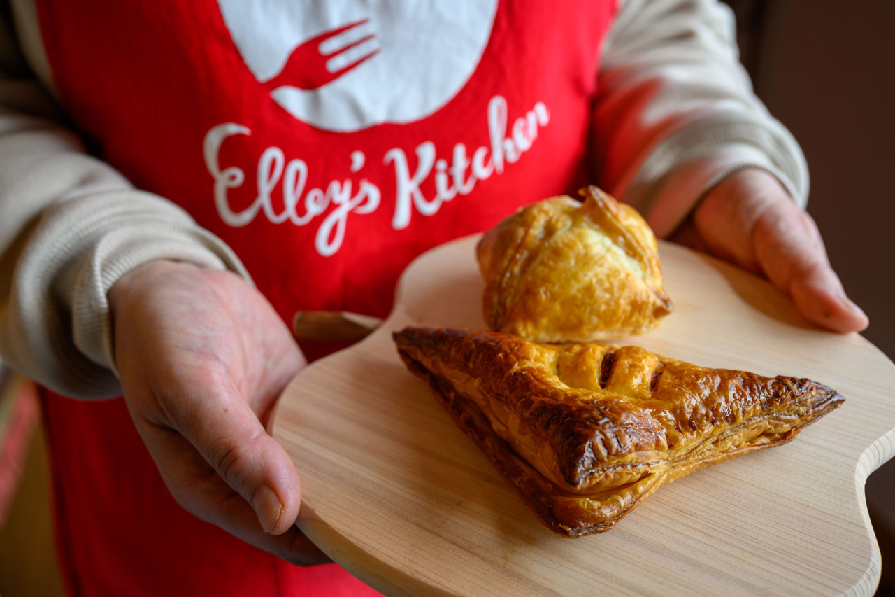 親子２世代で食品の包装資材の専門店も営む店主。飛騨の美味しいを“包む”新しい形としてこのお店をオープンさせた。使う食材は自身が信頼を置く地元産食材を厳選している。