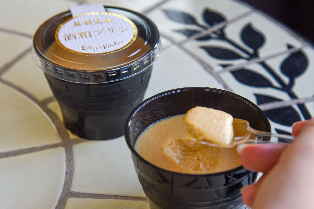 地酒の酒粕を使った「酒粕プリン」(420円)や、旬の食材を扱ったキッシュやスイーツ、ミートパイなども多数揃う。ネット販売で取り寄せも可能。ギフト選びにも人気の場所だ。