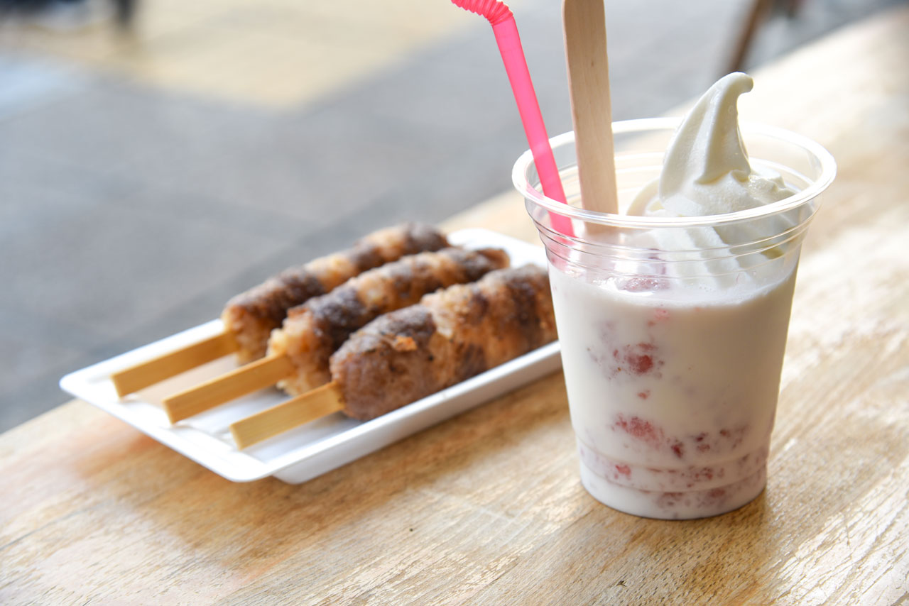 夏期限定の冷たいドリンクも美味! 写真はいちごミルクスムージーのソフトクリームトッピング。その他マンゴーミルクスムージーや抹茶フラペチーノもありでそちらもオススメ。牛串やブランド鶏の焼き鳥、アルコールなどメニューも豊富だから、食べ比べを楽しむのもあり!