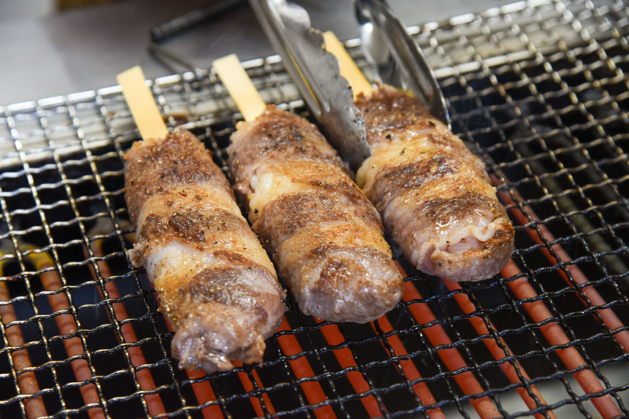 注文ごとに焼き上げてくれるので、出来立てアツアツなのもうれしい。出来上がりを待つ間に、店内に並ぶ飛騨の特産物を物色。地元民も知らない隠れた逸品をゲット!