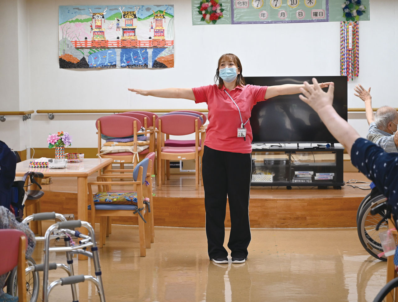 昼食前には、嚥下体操の指導を行う。体全体を使って食べる前の筋肉を動かしていく。