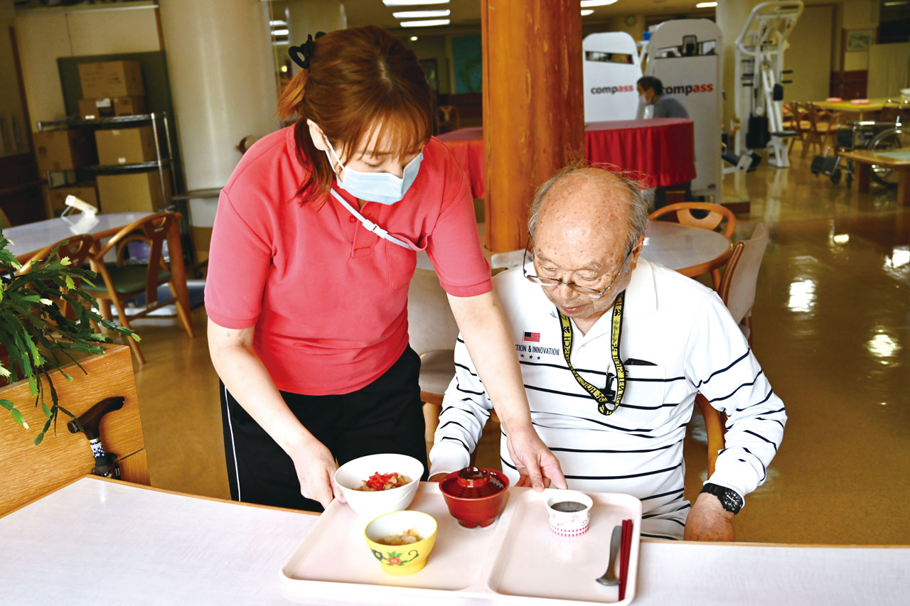 昼食の説明を伊藤さんに行う半野田さん。