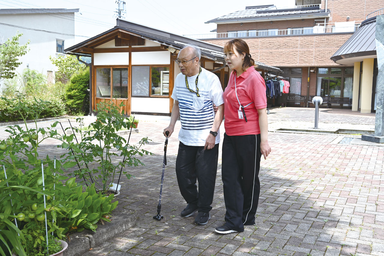 施設周辺を散策しながら四季の移ろいを感じてもらう。