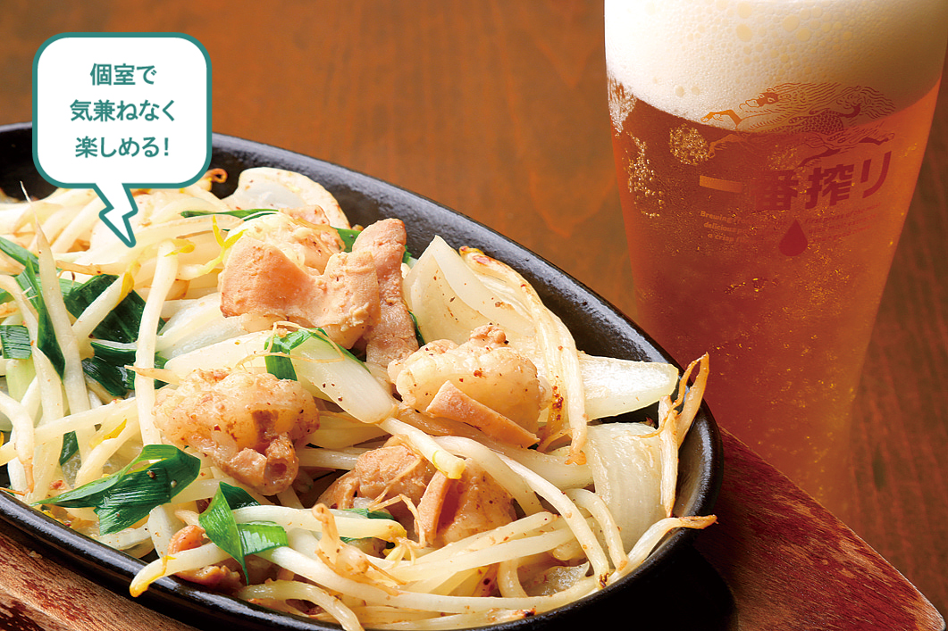 個室で気兼ねなく楽しめる！熱々の鉄板でいただくホルモン焼き