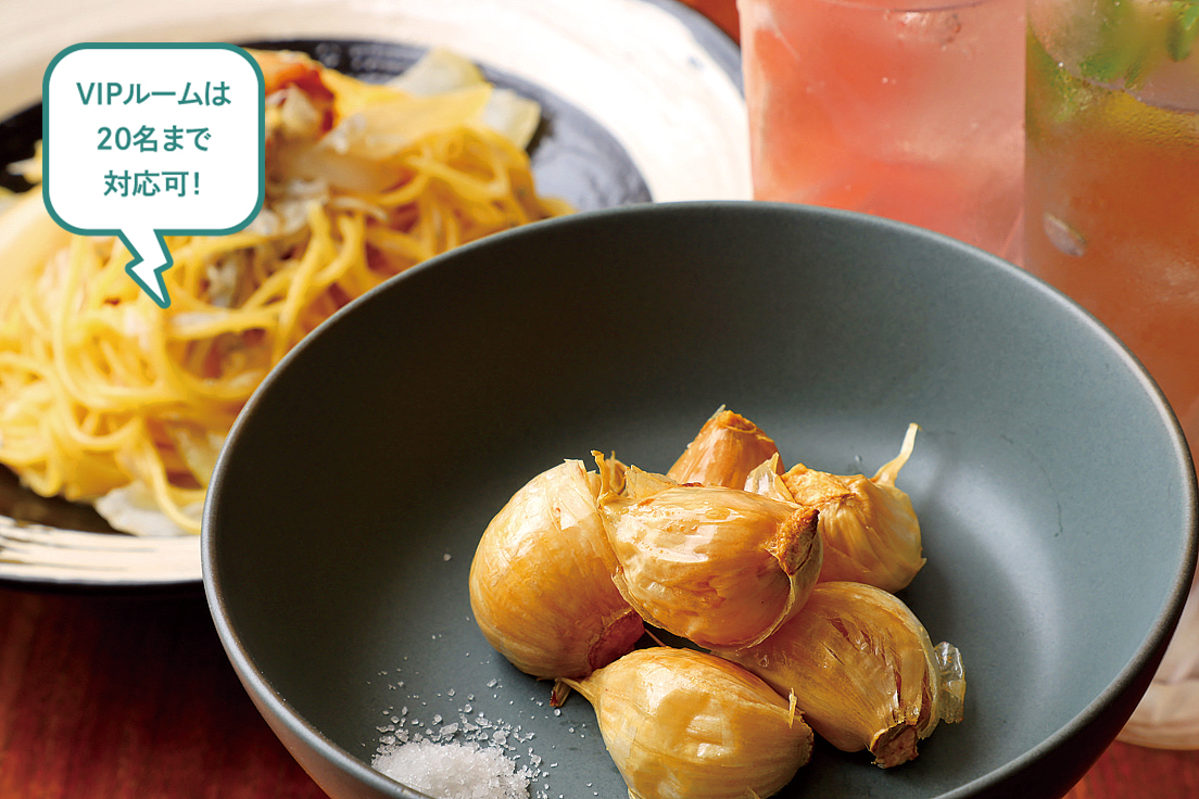 VIPルームは20名まで対応可！青森県産にんにくの素揚げ、玉ねぎとしらすのパスタ