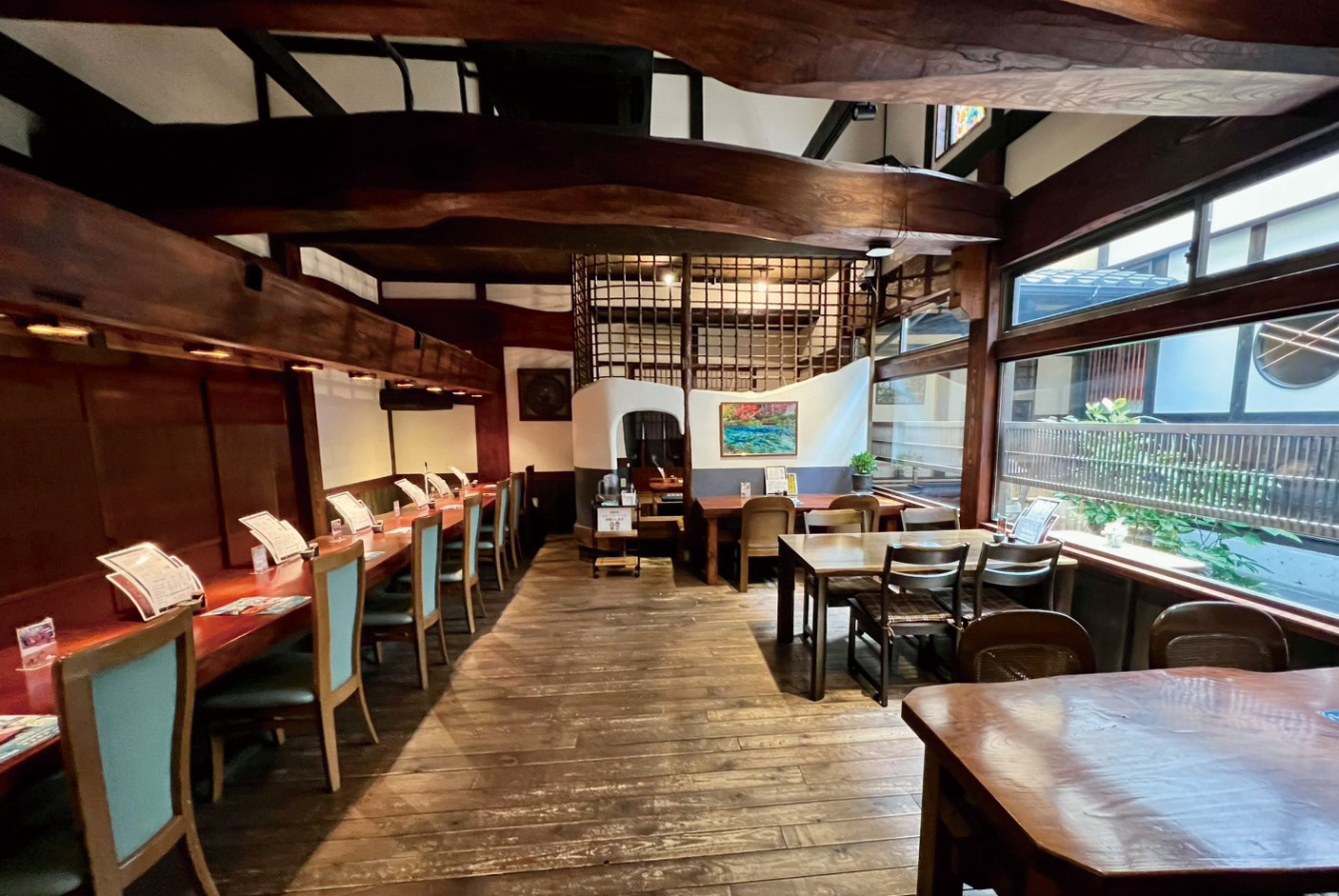 鰻の成瀬の広々とした店内