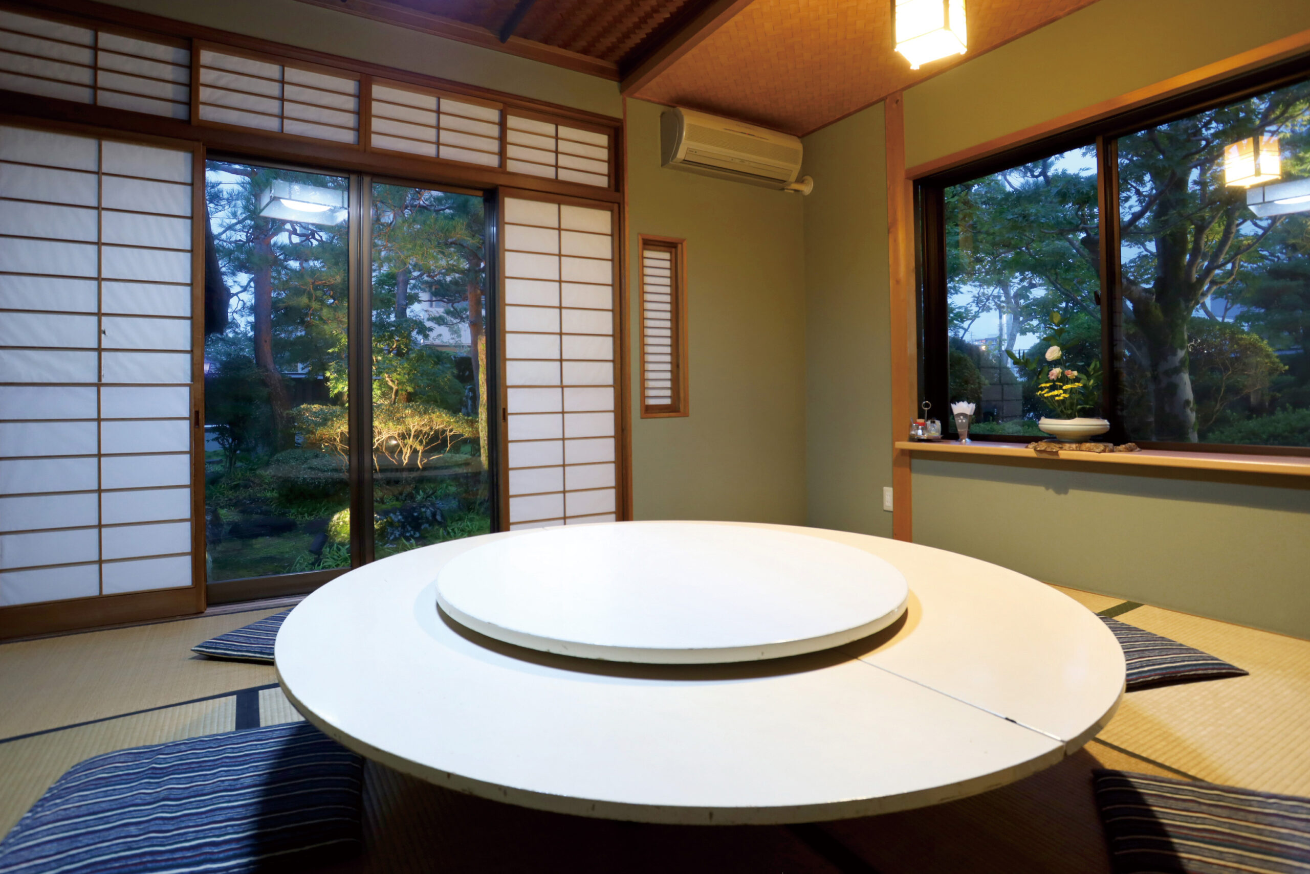 広々とした座敷や個室は早めの予約を