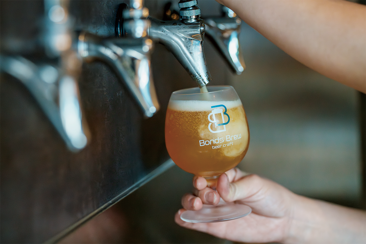 タップからビールを注ぐ写真