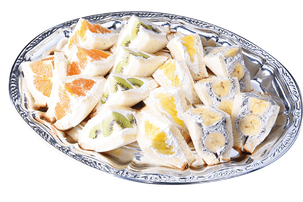 旬のフルーツがたっぷり入った4種のサンドイッチオードブル