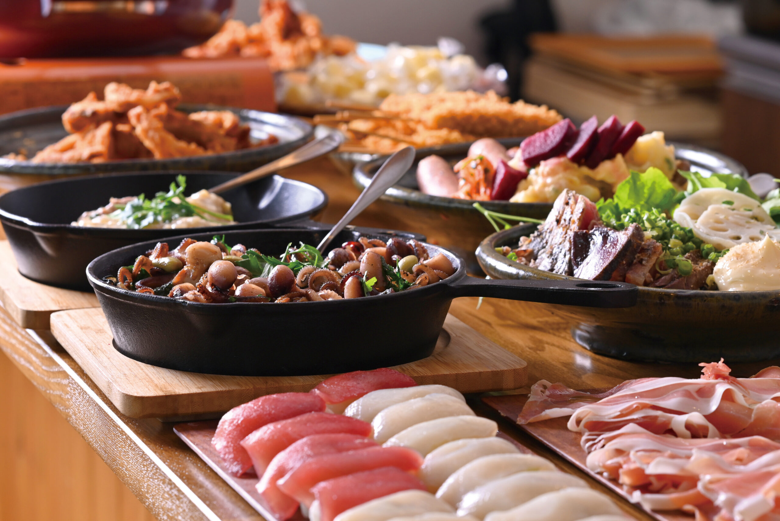 料理を各自で取り分けるビュッフェ形式。