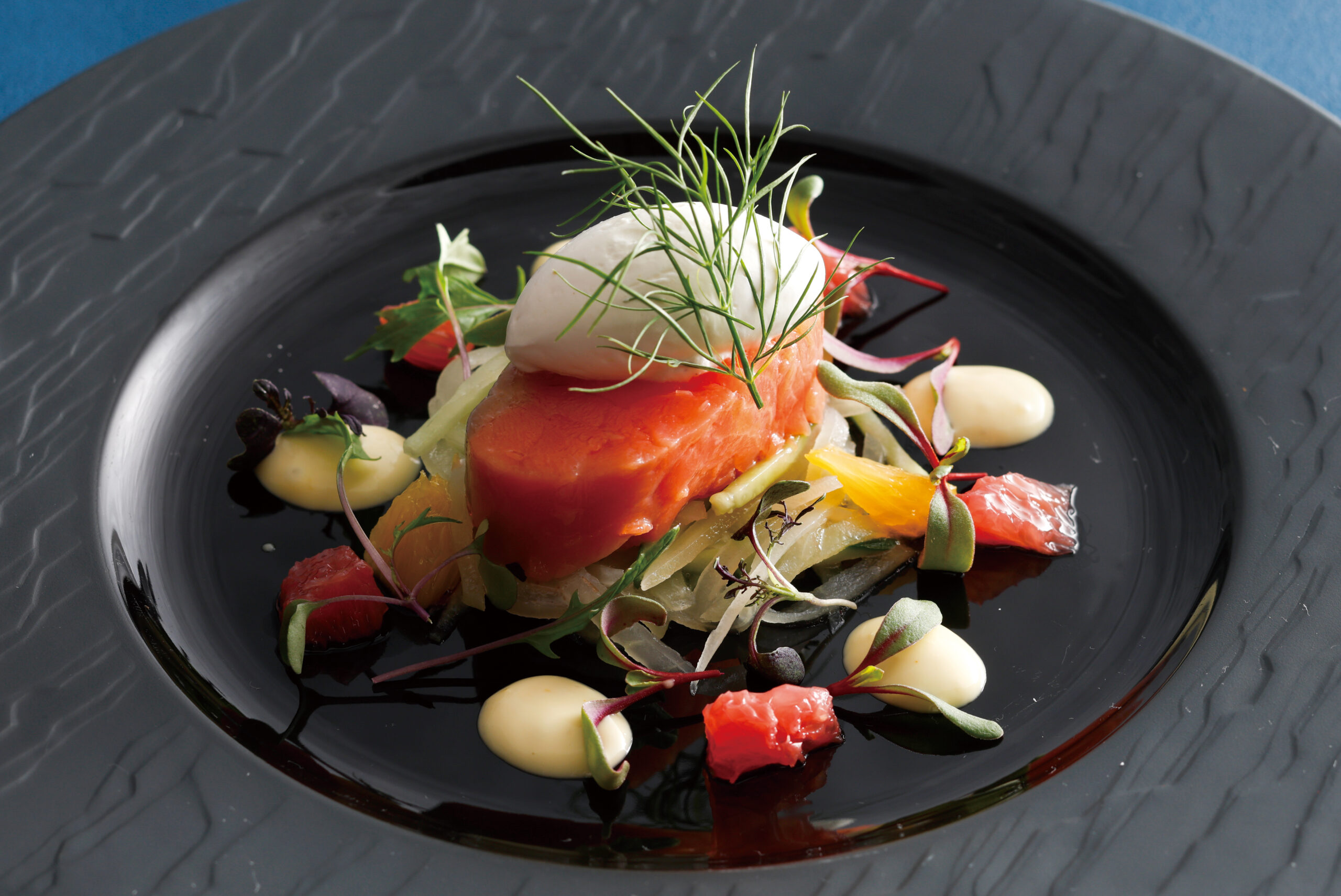 サーモンのコンフィと青パパイヤのサラダ仕立て