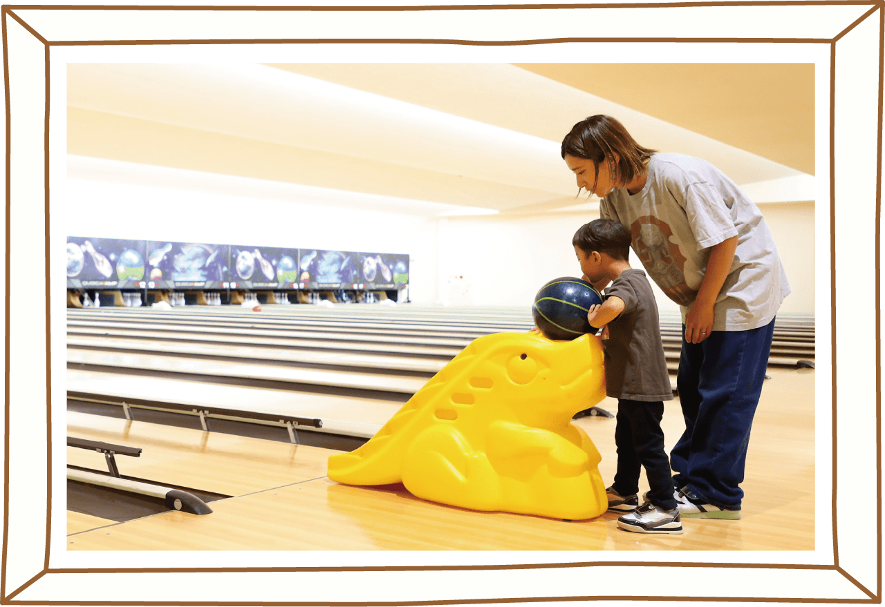 ボーリングのレーンと子供用のボール