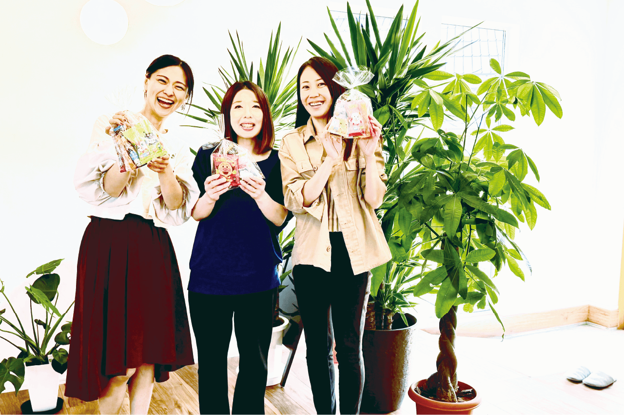 やさしい女性スタッフとお菓子のプレゼント