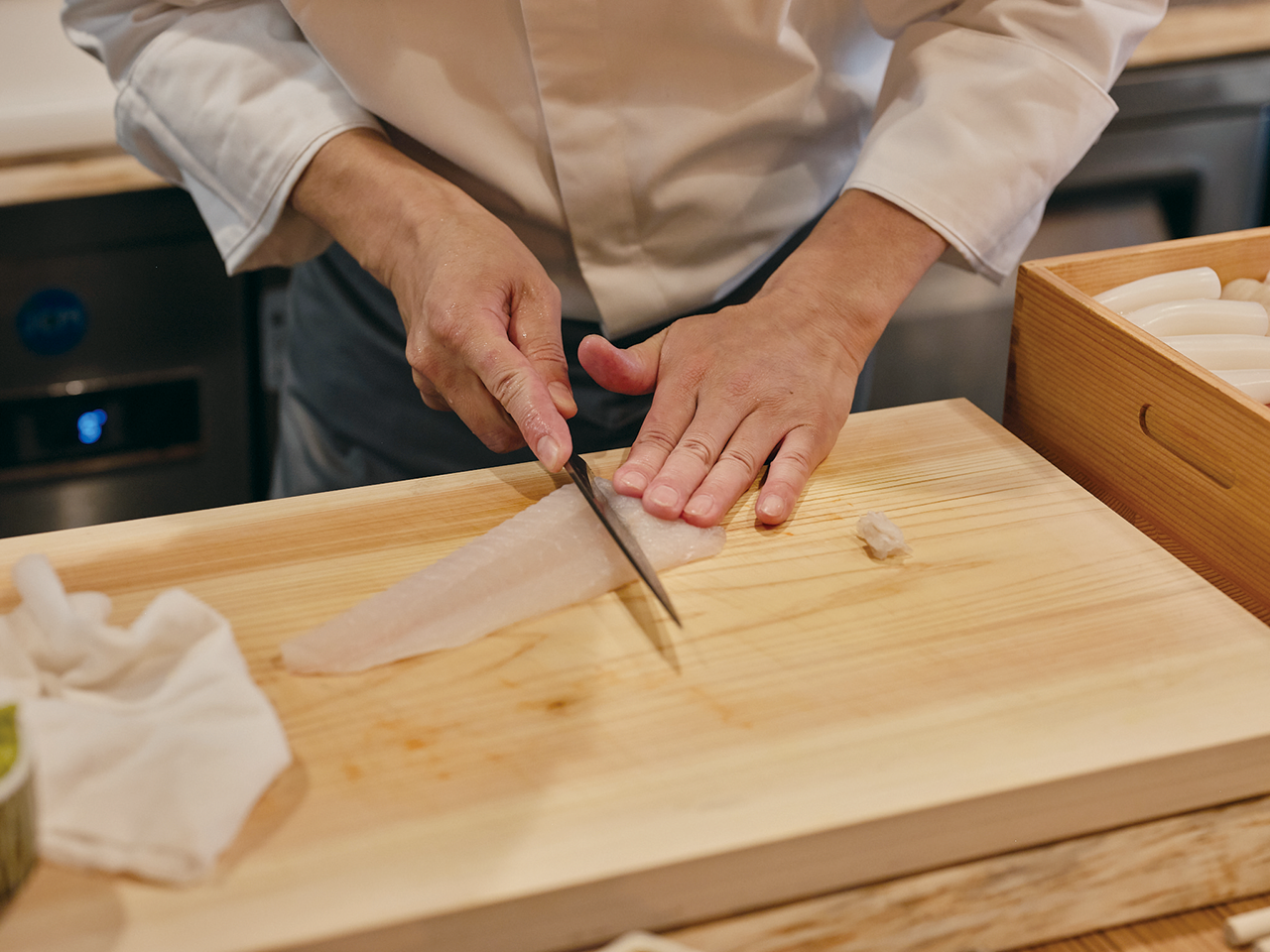 ネタを切っている写真