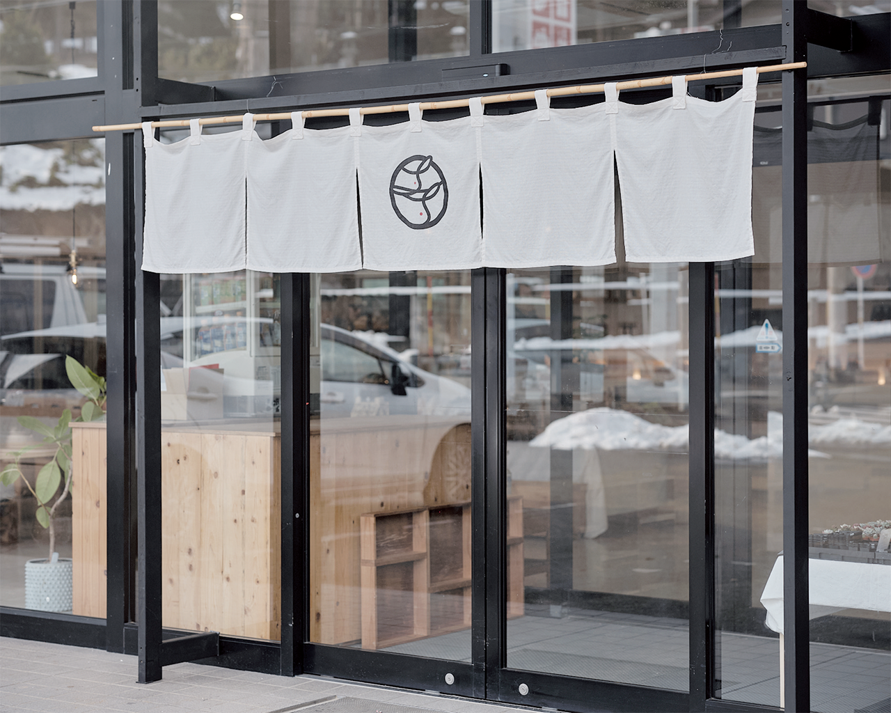 暖簾がかかるファサードの写真