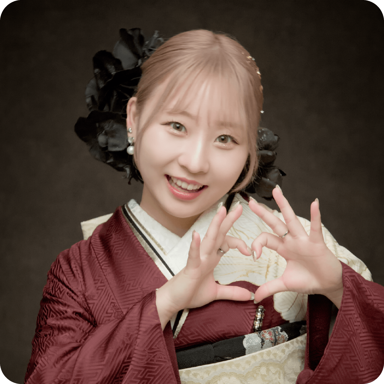 エム・デュー 明るめヘアにはシックな髪飾りを