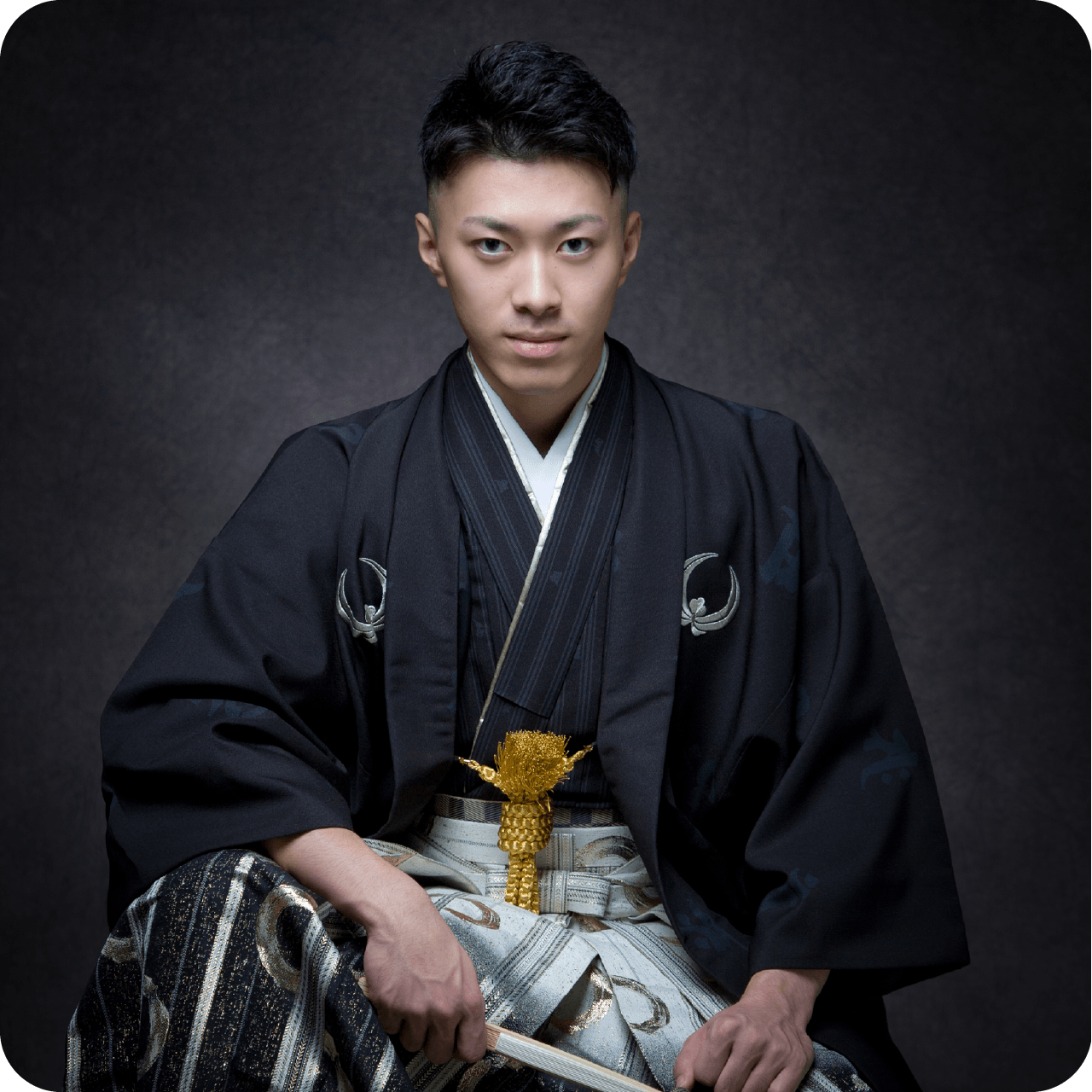 エム・デュー 光沢感ある黒い羽織袴で「男前」に仕上げた男子和装コーデ。