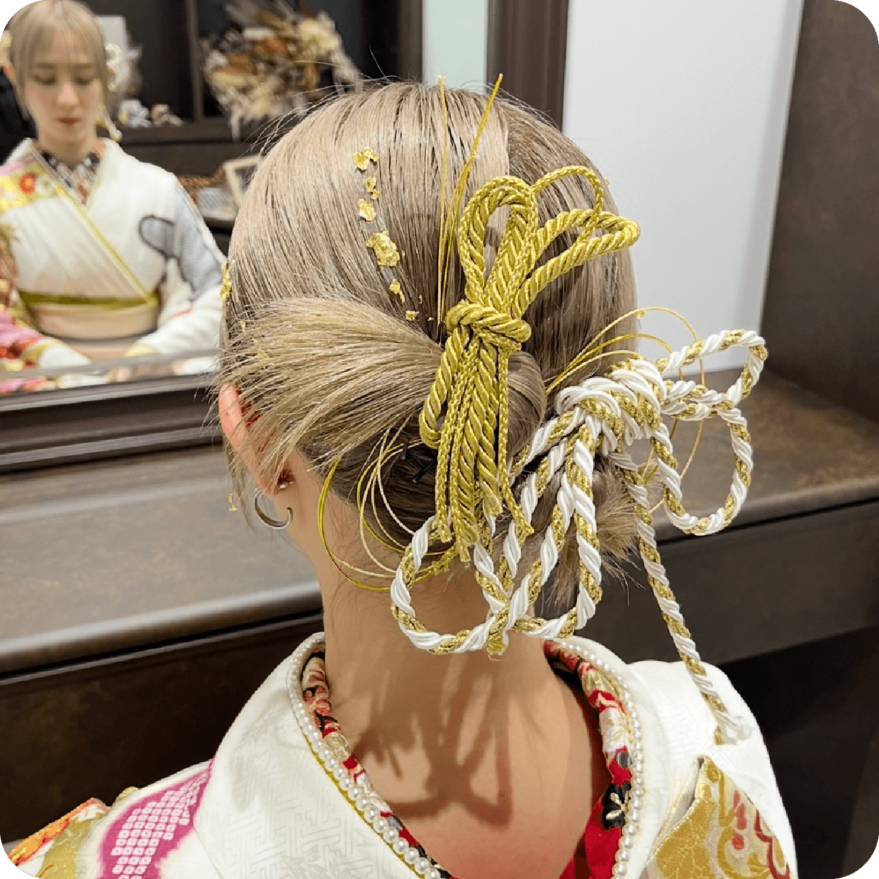 il modo ハイトーンカラーにツイストコードの髪飾りをあしらった個性派アレンジ。