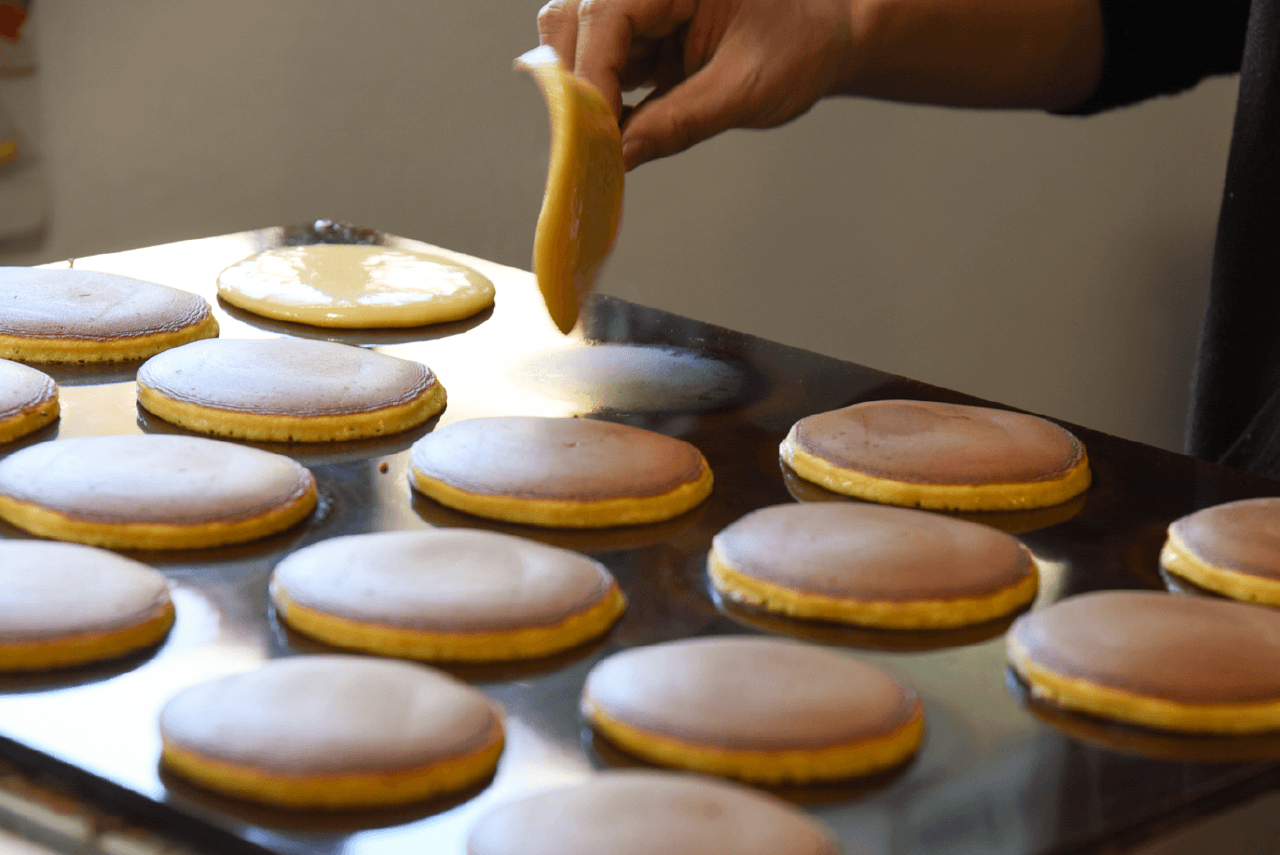 Sweet Days どら焼き専門店　どら焼きを焼いている様子