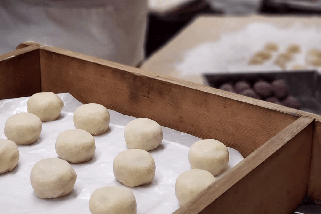 和菓子とカフェ 飛騨大井屋 和菓子作りの画像