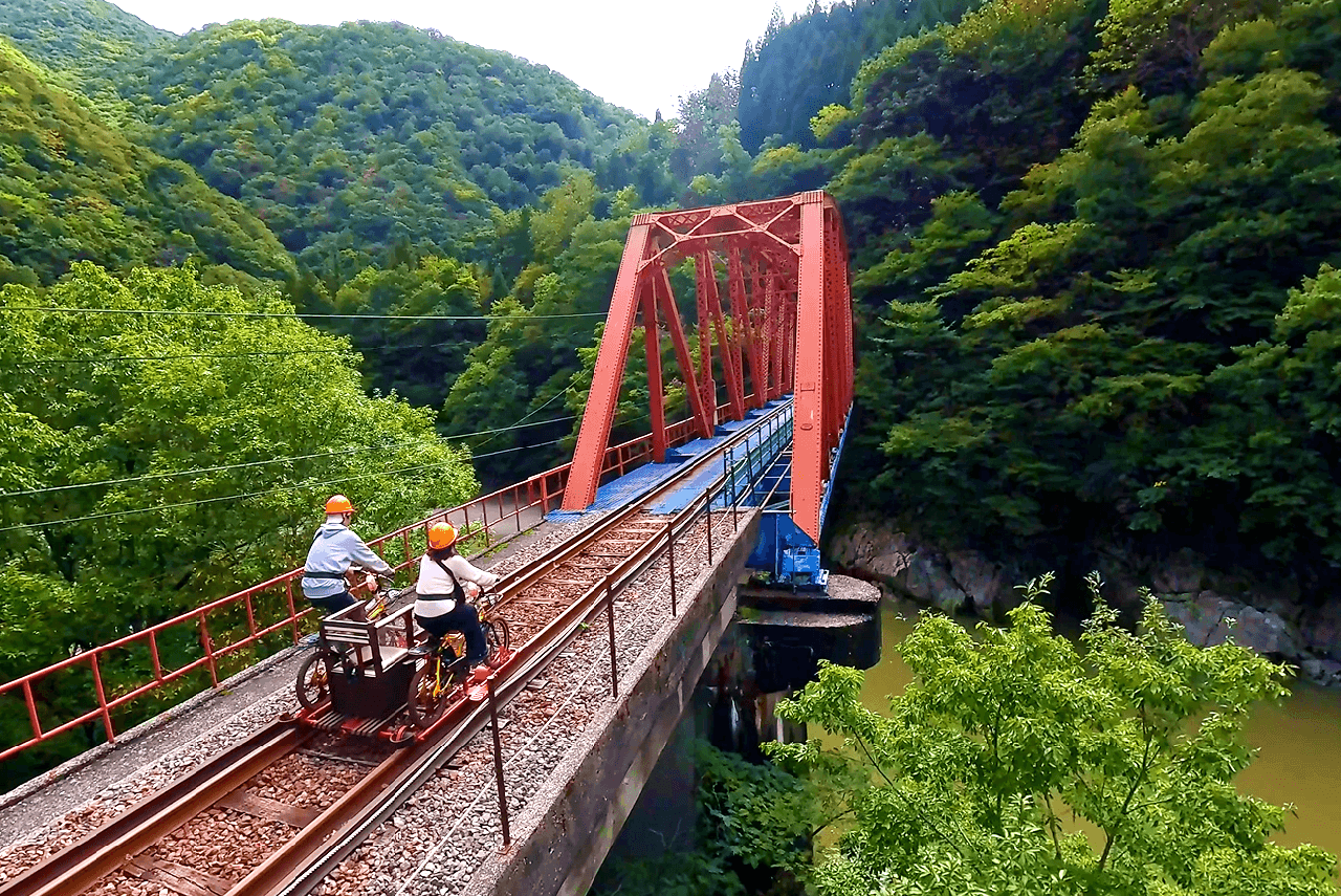 ガッタンゴー　自然の中　高架上　渓谷コース