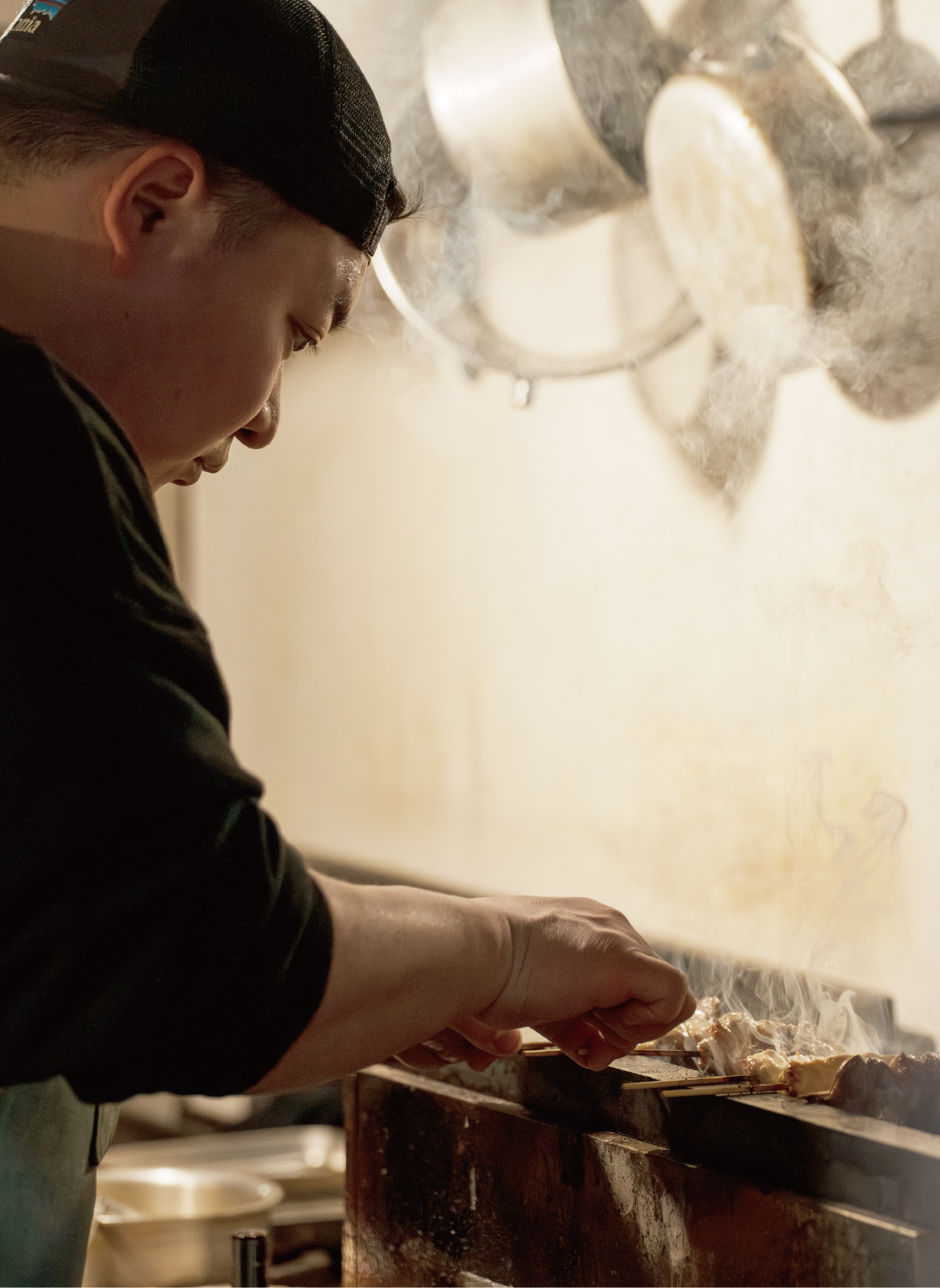 串を焼くまさや氏の写真